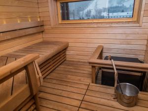 eine Sauna mit zwei Bänken und einem Fenster in der Unterkunft Holiday Home Tahko spa junior suite orange a6 by Interhome in Tahkovuori