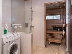 ターコブオリにあるHoliday Home Tahko spa junior suite orange a6 by Interhomeの洗濯機と窓付きのランドリールーム