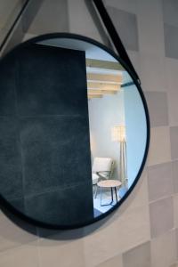 a mirror reflection of a chair and a table at Bed & Wijn - Suite 2 in Staphorst