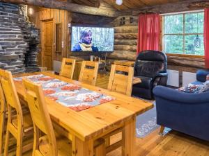 una sala da pranzo con tavolo e sedie in legno di Holiday Home Lapinkulta by Interhome a Ruka