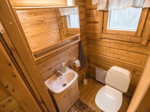 Koupelna v ubytování Holiday Home Kotirannan mökit by Interhome