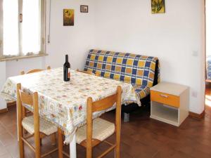 d'une table, de chaises et d'un canapé. dans l'établissement Apartment Riviera 6 by Interhome, à Marina di Cecina