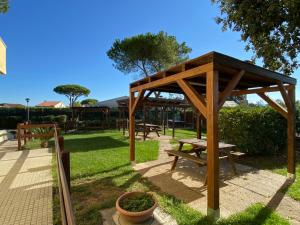 - un pavillon en bois avec une table de pique-nique dans un parc dans l'établissement Apartment Riviera 2 by Interhome, à Marina di Cecina