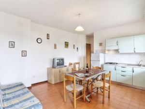 une cuisine et une salle à manger avec une table et des chaises dans l'établissement Apartment Riviera 2 by Interhome, à Marina di Cecina
