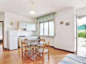 une cuisine et une salle à manger avec une table et des chaises dans l'établissement Apartment Riviera 2 by Interhome, à Marina di Cecina