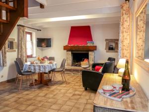 - un salon avec une table et une cheminée dans l'établissement Holiday Home Chez Jeanne by Interhome, à Crozon