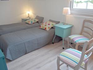um quarto com uma cama, uma mesa e uma cadeira em Apartment Les Autans by Interhome em Royan