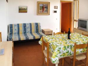 Televízia a/alebo spoločenská miestnosť v ubytovaní Apartment Riviera 4 by Interhome