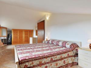 Rio nellʼElbaにあるApartment Campo Grande-2 by Interhomeのベッドルーム1室(花柄のベッドカバー付)
