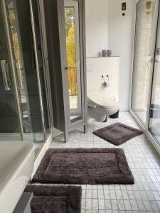 y baño con bañera, aseo y lavamanos. en Villa Arche 1, en Neuenkirchen-Vörden