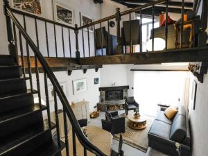 einen Blick über ein Wohnzimmer mit einer Treppe in der Unterkunft Apartment La Schmetta 11 by Interhome in Lenzerheide