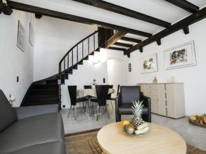 ein Wohnzimmer mit einem Tisch und einem Esszimmer in der Unterkunft Apartment La Schmetta 11 by Interhome in Lenzerheide