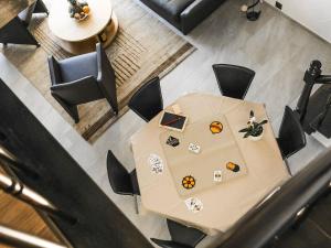 einen Overhead-Blick auf einen Esstisch und Stühle in der Unterkunft Apartment La Schmetta 11 by Interhome in Lenzerheide