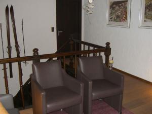 レンツァーハイデにあるApartment La Schmetta 11 by Interhomeのリビングルーム(椅子2脚、階段付)