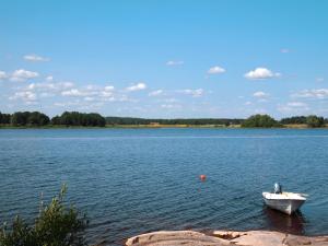 un barco sentado en medio de un gran lago en Chalet Bännbäck - VML400 by Interhome, en Möklinta