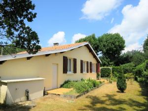 a small white house with a yard at Holiday Home Les Hirondelles - ADS185 by Interhome in Andernos-les-Bains