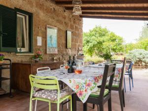 Restoran ili drugo mesto za obedovanje u objektu Holiday Home Casale Ai Noccioli - LVC165 by Interhome