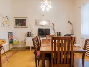 Un televizor și/sau centru de divertisment la Apartment Casale Ai Noccioli-1 by Interhome