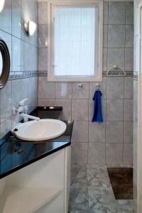 baño con lavabo blanco y ventana en Holiday Home Szabo - MAF144 by Interhome en Balatonmáriafürdő