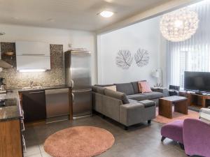 ein Wohnzimmer mit Couch und Küche in der Unterkunft Holiday Home Vuokatinlampi 7 c by Interhome in Lahdenperä