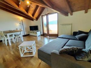 salon z kanapą i stołem w obiekcie Apartment Torre del Lago by Interhome w mieście Porto Valtravaglia