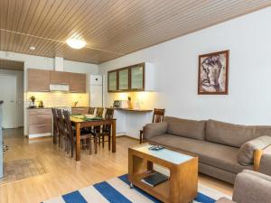 ein Wohnzimmer mit Sofa und Tisch in der Unterkunft Holiday Home Elvi by Interhome in Lahdenperä
