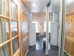 アカスロンポロにあるHoliday Home Vaskoolihippu a by Interhomeの木製の壁の客室と廊下(冷蔵庫付)