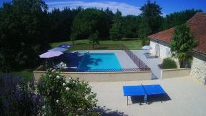 Vue sur la piscine de l'établissement Domaine de l'Asenon ou sur une piscine à proximité