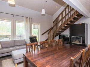ein Wohnzimmer mit Esstisch und Couch in der Unterkunft Holiday Home 4 seasons b 2 by Interhome in Lahdenperä