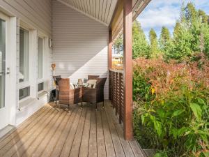 eine Veranda mit einem Tisch und Stühlen auf einem Haus in der Unterkunft Holiday Home 4 seasons b 2 by Interhome in Lahdenperä
