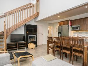 ein Wohnzimmer mit Küche und Esszimmer in der Unterkunft Holiday Home 4 seasons b 2 by Interhome in Lahdenperä