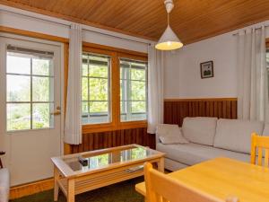 - un salon avec un canapé et une table dans l'établissement Holiday Home Sammal by Interhome, à Kukkola