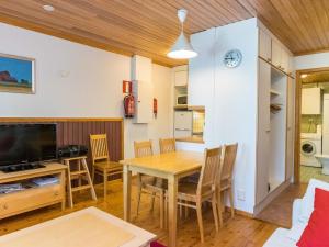KukkolaにあるHoliday Home Vadelma by Interhomeのキッチン、ダイニングルーム(テーブル、椅子付)