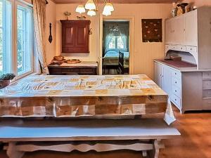 Cama grande en habitación con cocina en Holiday Home Virrin tila by Interhome, en Innala