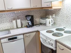 Køkken eller tekøkken på Holiday Home Jahtikaltio 3 by Interhome