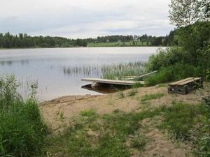 ein Dock am Ufer eines großen Sees in der Unterkunft Holiday Home Taukotupa by Interhome in Höytee
