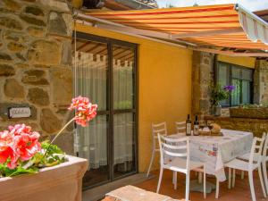 Patio alebo iná vonkajšia časť ubytovania Holiday Home La Fornace-4 by Interhome