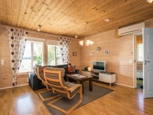 TV a/nebo společenská místnost v ubytování Holiday Home Kärkiniemi by Interhome