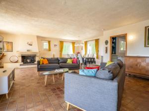 uma sala de estar com dois sofás e uma mesa em Holiday Home La Mesnière by Interhome em Gattières