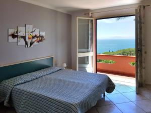 een slaapkamer met een bed en uitzicht op de oceaan bij Apartment Palma by Interhome in Capoliveri