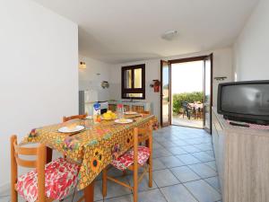 A television and/or entertainment centre at Apartment Limette 1 by Interhome