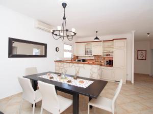 Kuchyň nebo kuchyňský kout v ubytování Holiday Home Montgri by Interhome