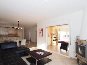 Kuchyň nebo kuchyňský kout v ubytování Holiday Home Montgri by Interhome