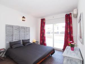 エンプリアブラバにあるHoliday Home Montgri by Interhomeのベッドルーム1室(ベッド1台、大きな窓付)