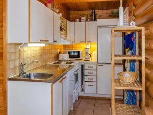 Kuchyň nebo kuchyňský kout v ubytování Holiday Home Honkakoli 9 by Interhome