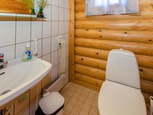 Koupelna v ubytování Holiday Home Honkakoli 9 by Interhome