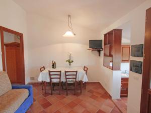 Un televizor și/sau centru de divertisment la Apartment Cancelli trilo 4 persone by Interhome