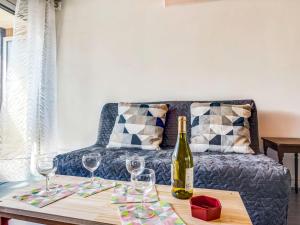 カルナック・プラージュにあるStudio La Cordelière IIのソファにグラスとワインを置いたテーブルの上にワイン1本