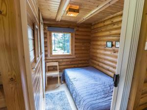 アカスロンポロにあるHoliday Home Ylläsmehto 2 by Interhomeのログキャビン内の小さなベッドルーム1室(ベッド1台付)