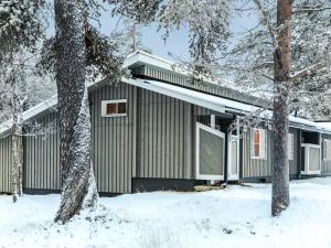 ein Haus im Schnee mit Bäumen davor in der Unterkunft Holiday Home Riekonraito a1 by Interhome in Saariselkä